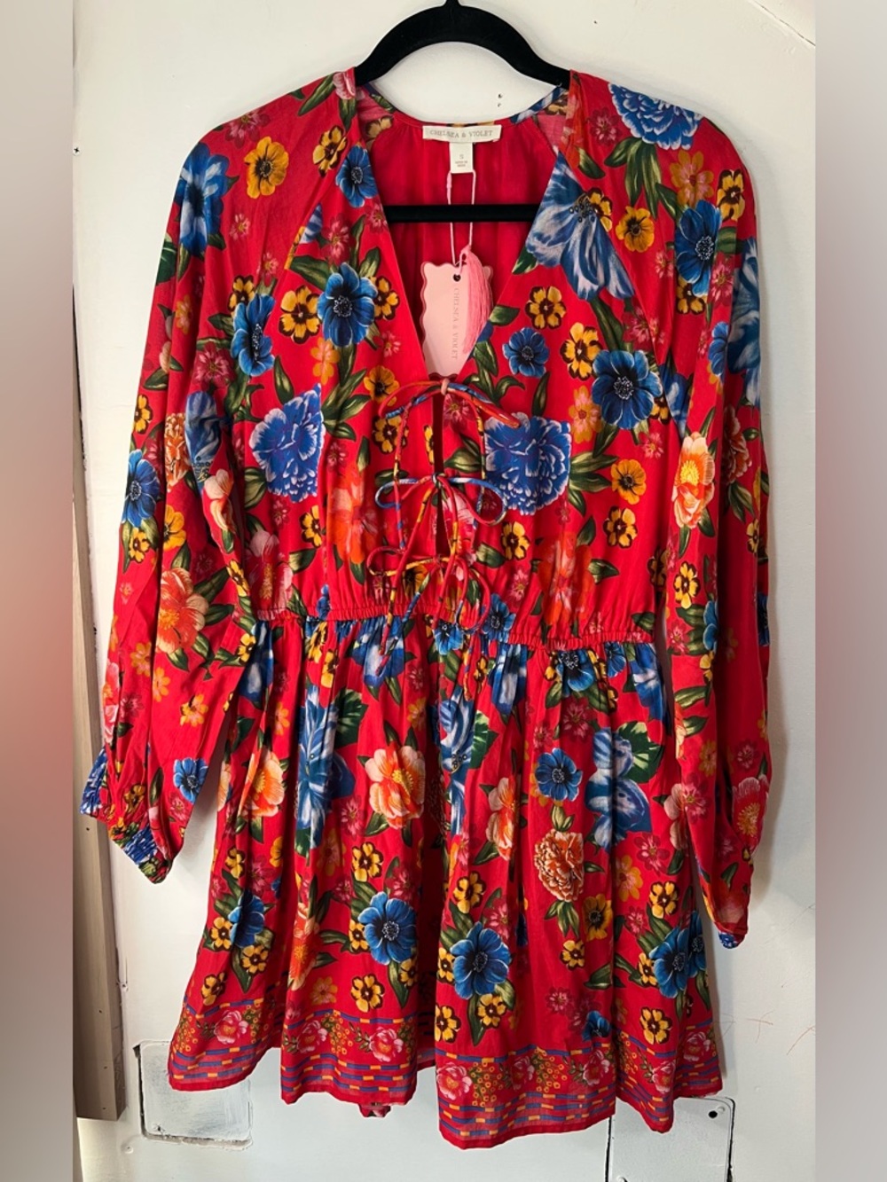 Chelsea & Violet Cadence Printed V-
Neckline Long Sleeve Tie Front Dress NWT